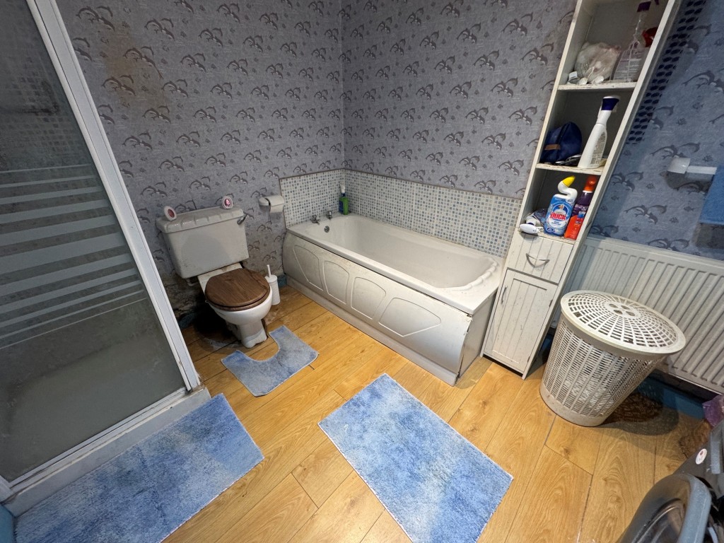 Lot: 131 - THREE-BEDROOM SEMI-DETACHED BUNGALOW WITH PARKING - Bathroom with shower cubicle